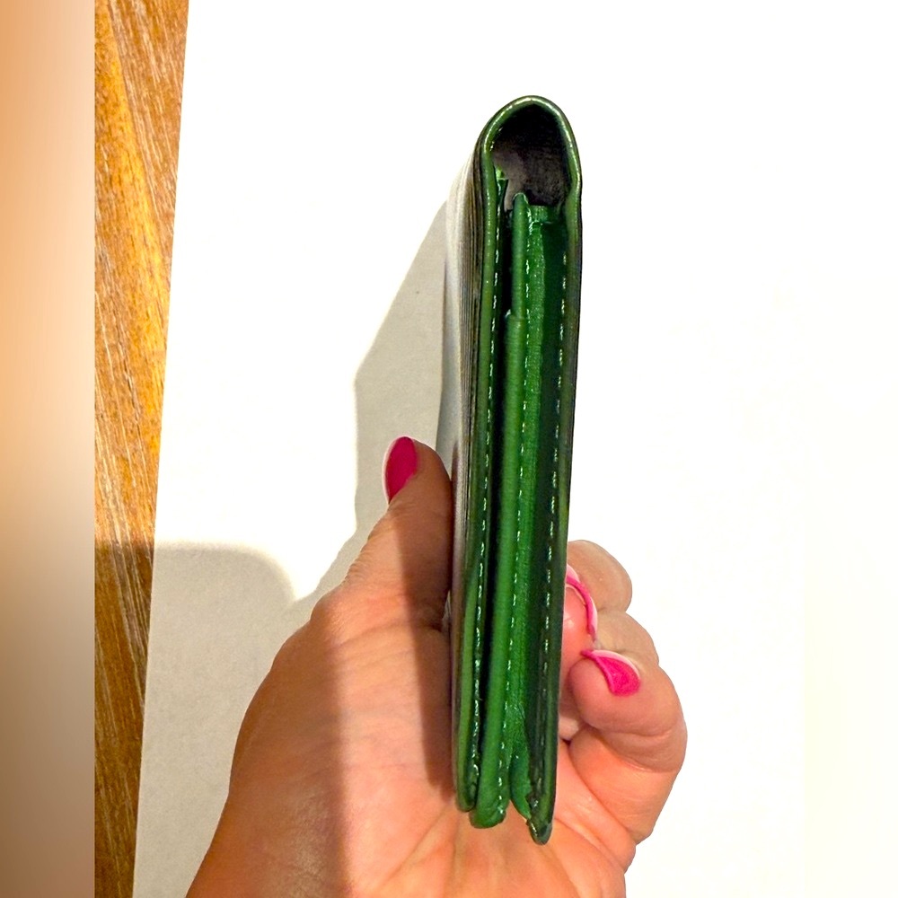 Authentic Louis Vuitton in leafy Green Epi Long Wallet. Like-new! - Picture 6 of 11